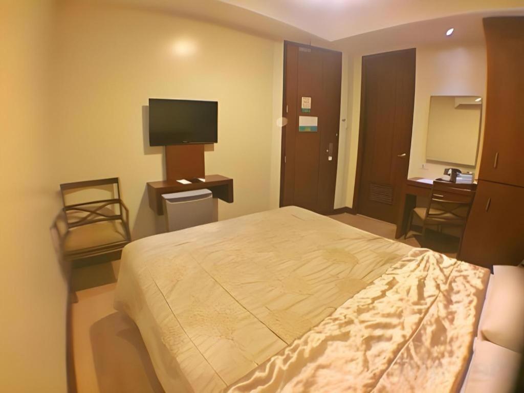 Mansion Garden Hotel Olongapo Exterior foto